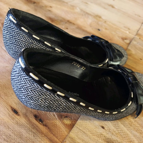Again & Again Pumps size 38 like new, leather interior, fabric texture