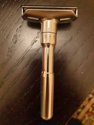 Razor new with adjustable blade angle