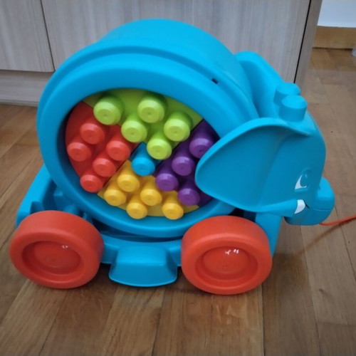 Fisher Price pull-along elephant with 25 blocks like new