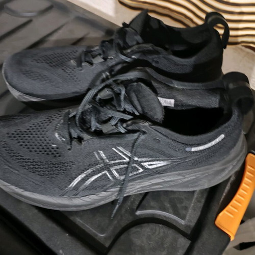 Asics Nimbus 26 running shoes size 45, black