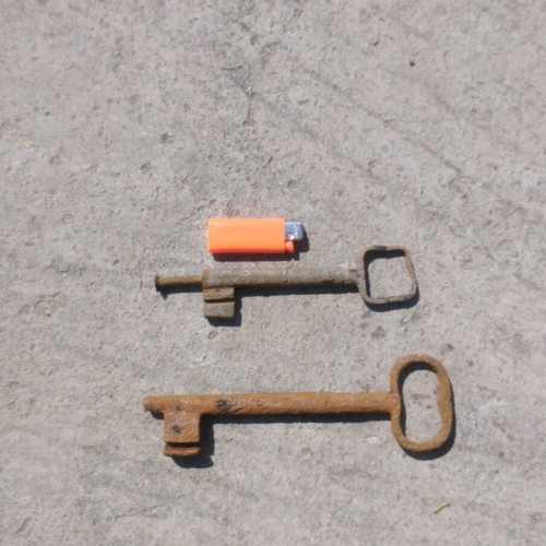 Antique keys used, pack of 2, very large