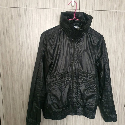 Μπουφάν Adidas σε πολύ καλή κατάσταση, μέγεθος XS, μαύρο και γκρι