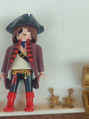 Playmobil pirate figure with chest and gold, new