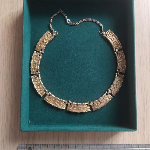 Women's Necklace metallic gold color like new