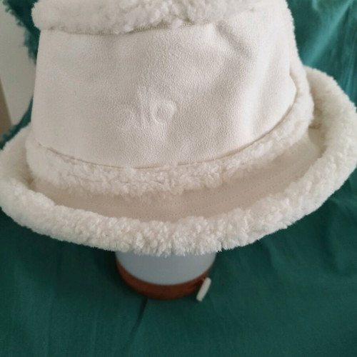 Winter Bucket Hat Alo Yoga like new, -  22,00 - Vendora.cy