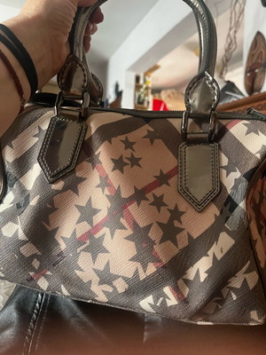 Burberry barrel handbag like new, authentic