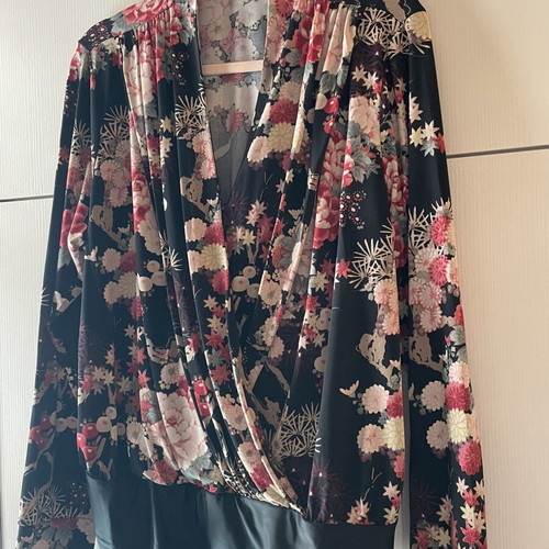 Floral shirt like new, elastic fit sizes L-XL-XXL