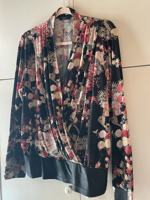 Floral shirt like new, elastic fit sizes L-XL-XXL