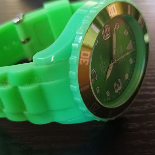 Unisex wristwatch like new, green, battery needed