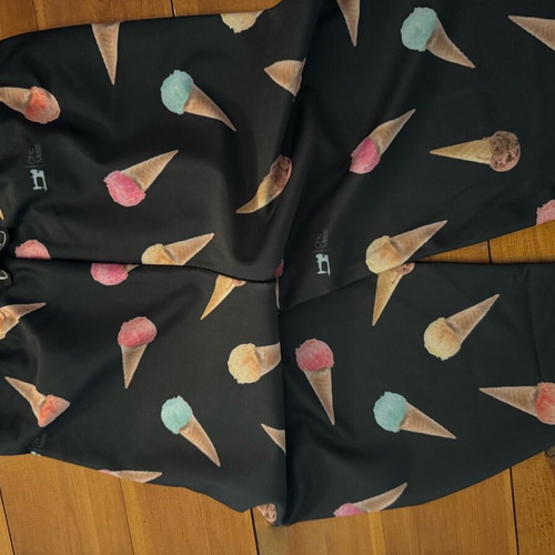 Chic Mess leggings with ice cream design, size Small, like new