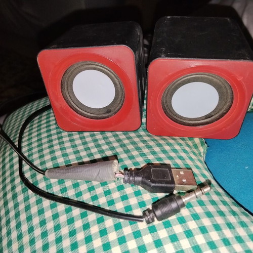 Compact budget vintage stereo computer speakers cube design