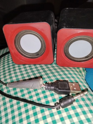 Compact budget vintage stereo computer speakers cube design