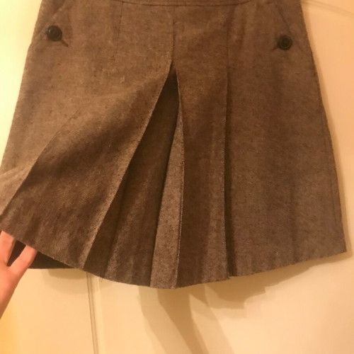 Wool skirt lined with box pleats like new, elegant