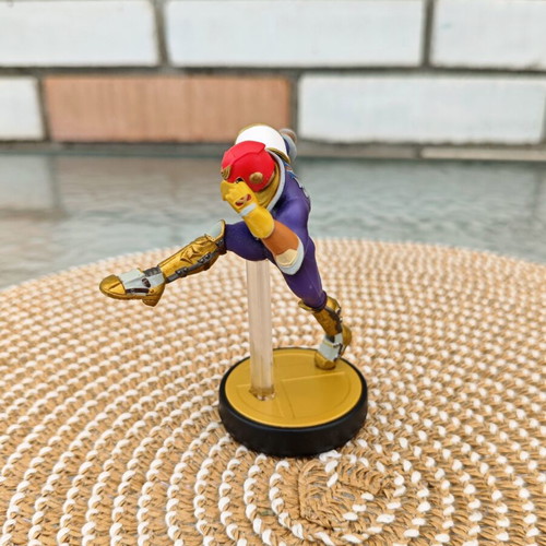 Nintendo Amiibo Captain Falcon figure Super Smash Bros