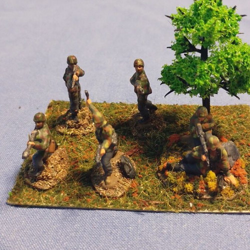 Mini Diorama German Paratroopers World War II scale 1/72 like new