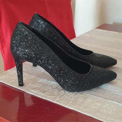 Shiny pumps like new, size 39, black