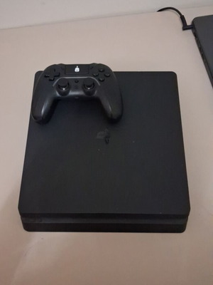 PlayStation 4 με wireless controller και παιχνίδια σε άριστη κατάσταση