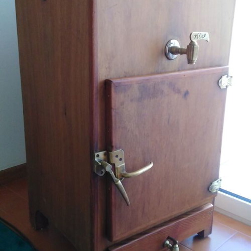 Old Xion icebox in relatively good condition