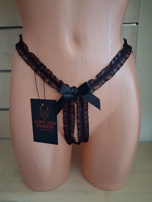 Love and Passion Underwear μαύρο γυναικείο στρινγκ με βολάν και σατέν φιόγκο