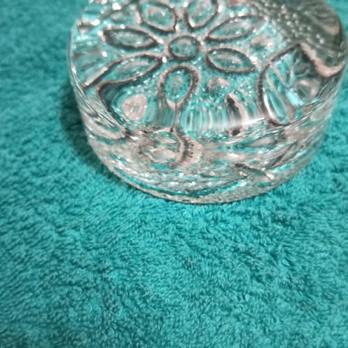 Glass paperweight with daisy, new