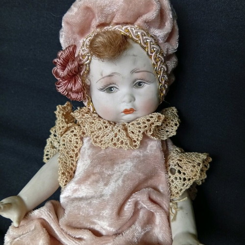 Porcelain doll like new, 21 cm