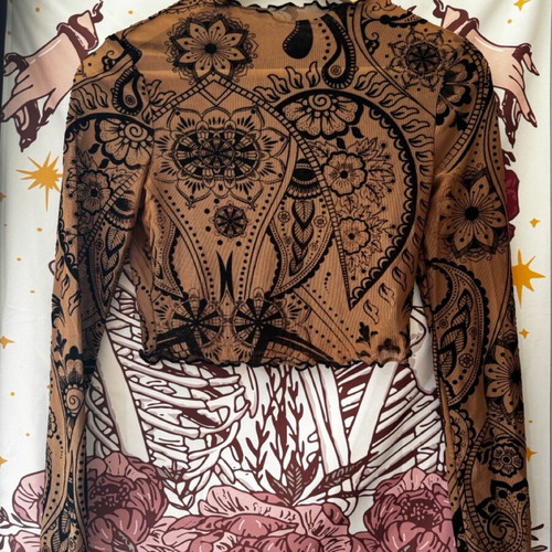 Cropped shirt like new with 3d velvet designs beige