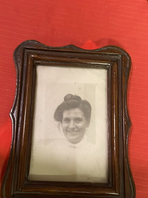 Ξύλινη κορνίζα χειροποίητη με κυρία του 1920 καφέ