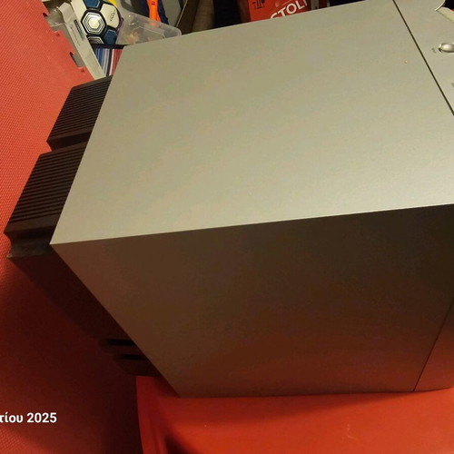 Speakers like new with tear on the fabric