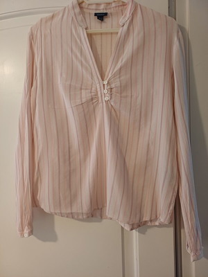 Gant blouse like new, pink with pleats and buttons, size L