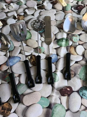 Set of 8 kitchen spoons like new with wall-mounted hanger