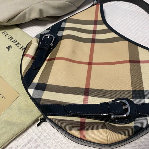 Burberry shoulder bag used in excellent condition