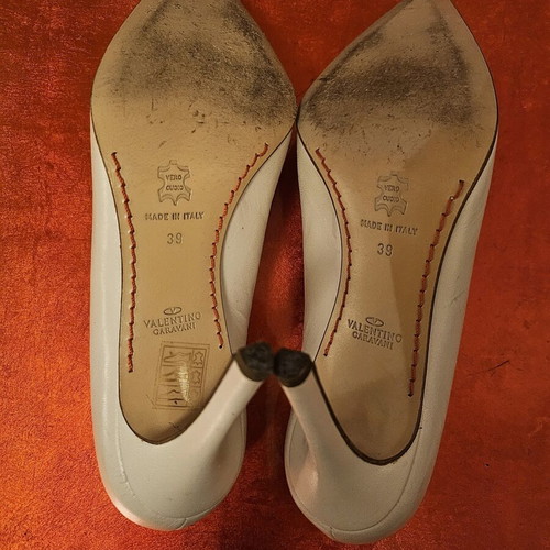 Valentino Garavani pumps like new, white leather, size 39