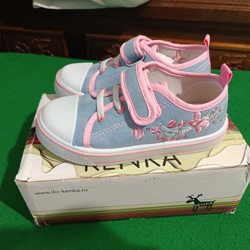 Girls' shoes size 26 athletic new, intact
