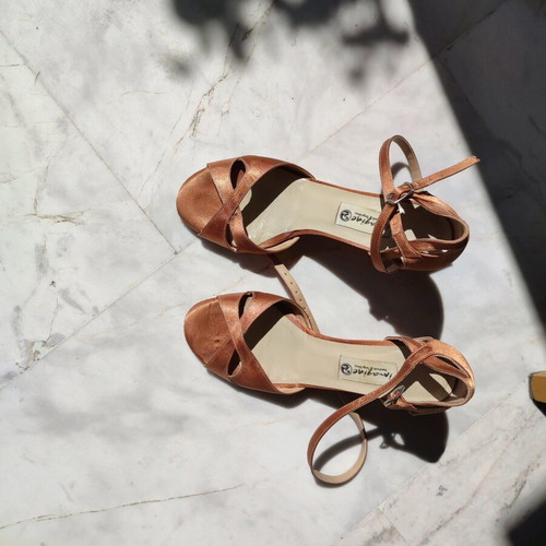 Latin dance shoes satin like new, size 36, gold