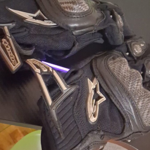 Dragster Carbon Black gloves used, ideal for bike and motorcycle
