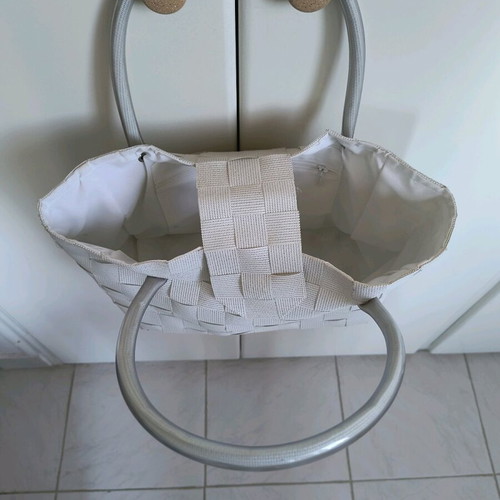 White hand bag like new with woven PVC design