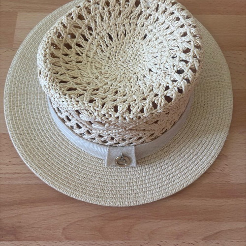 Beach hat like new
