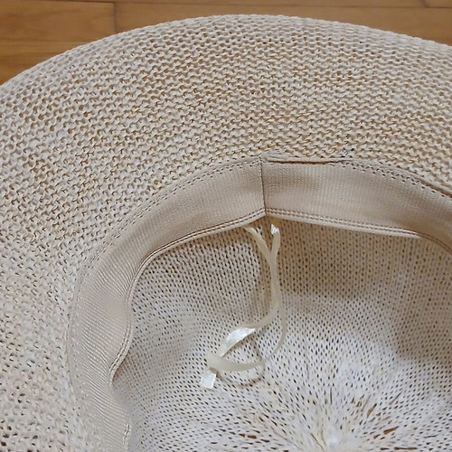 Knitted straw sun hat in ecru with tightening ribbon