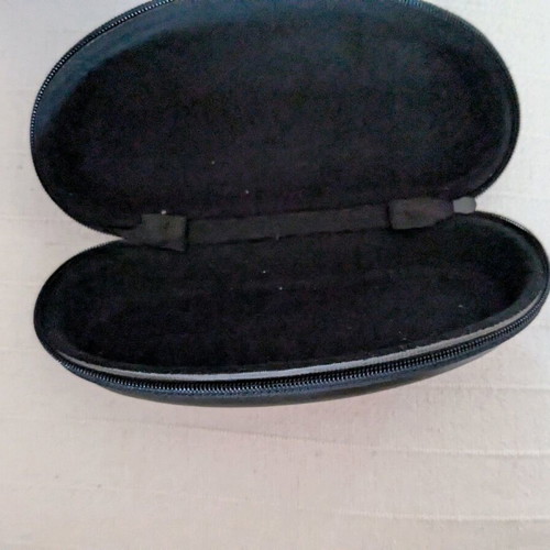 Mati Mati glasses case like new, black