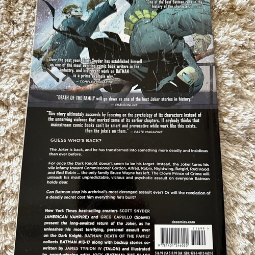 Batman Death of the Family book and mask set new