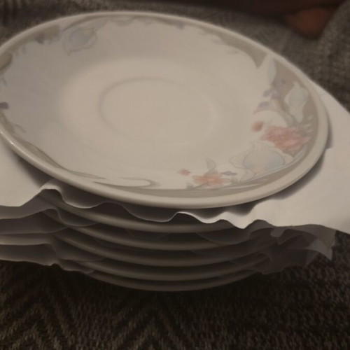 Chinese porcelain saucers set of 6, like new