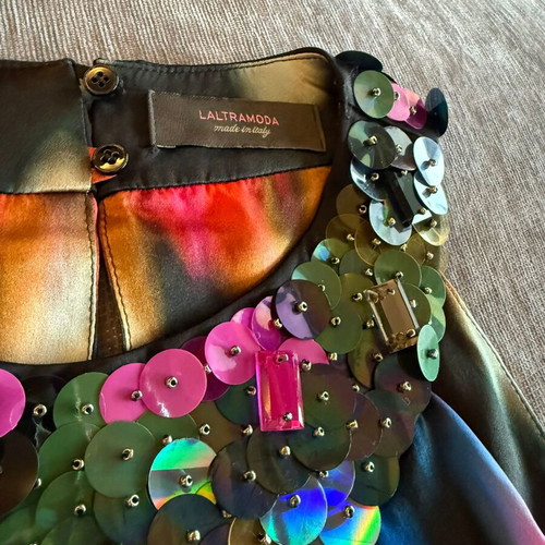 Laltramoda Top like new, colorful abstract print with sequins