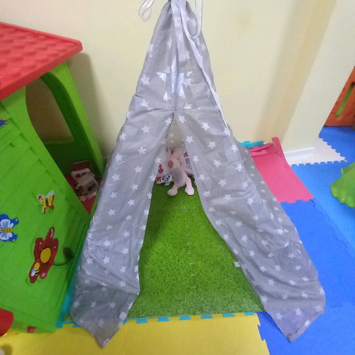 Children's play tent like new with musical and educational books