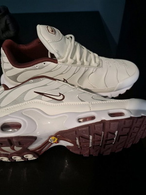 Nike TN athletic shoes new, size 42, white and red