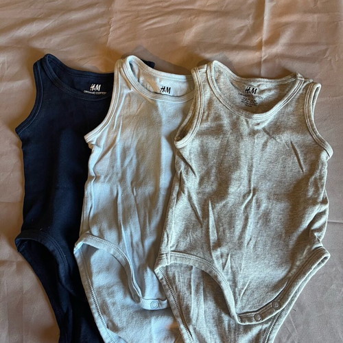 Baby bodysuits set of 3, like new, 2-4 months