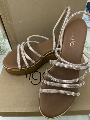 Ligglo Flatform Sandals Rose Gold with Rhinestones size 38 like new