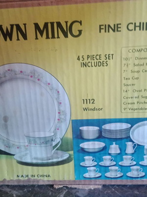 Crown Ming Fine China Windsor 1112 dinner and tea set, new, 45 pieces