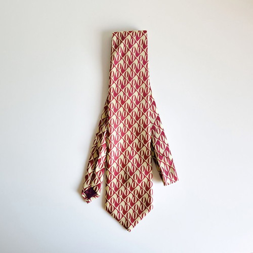 GM tie like new, 100% polyester, beige and red pattern