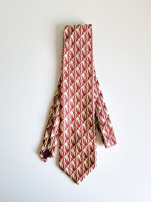 GM tie like new, 100% polyester, beige and red pattern