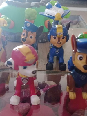 Paw Patrol figures set of 8 like new, children's